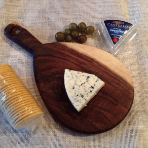 Walnut-cheese-board-teardrop-with-handle