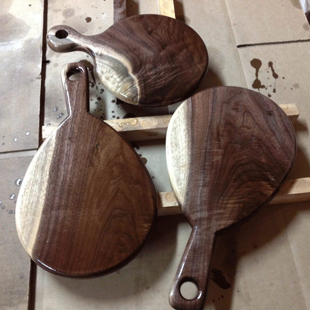 https://michaelswoodcraft.files.wordpress.com/2015/01/teardrop-cutting-boards-with-handle.gif